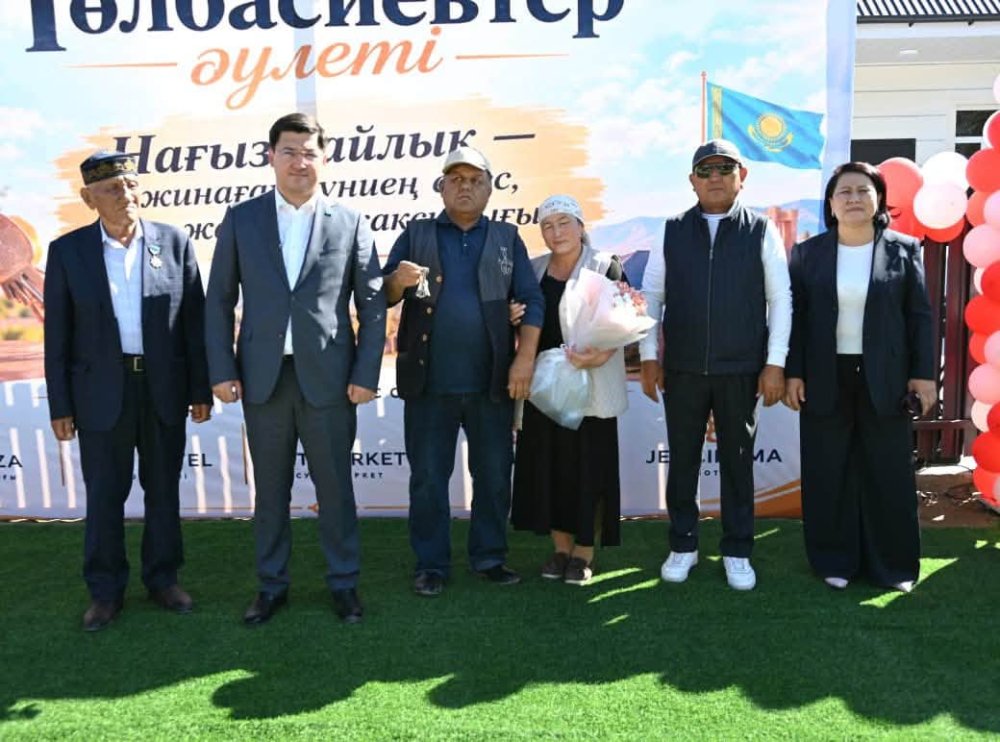 ТҮРКІСТАН: ЖЕТІСАЙЛЫҚ КӘСІПКЕР ТӨРТ ОТБАСЫҒА БАСПАНА СЫЙЛАДЫ