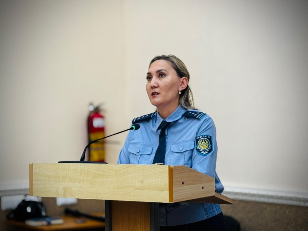 Полицейлер студенттерге бұзақылық үшін жауапкершілік туралы түсіндірді — Фотосурет 6