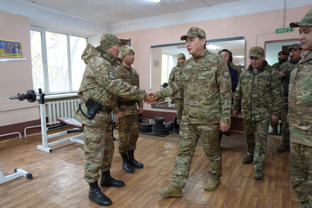 Басты назарда: Бас қолбасшы Семейде ұландықтардың қызмет жағдайы мен жас сарбаздардың даярлығын бағалады — Фотосурет 6