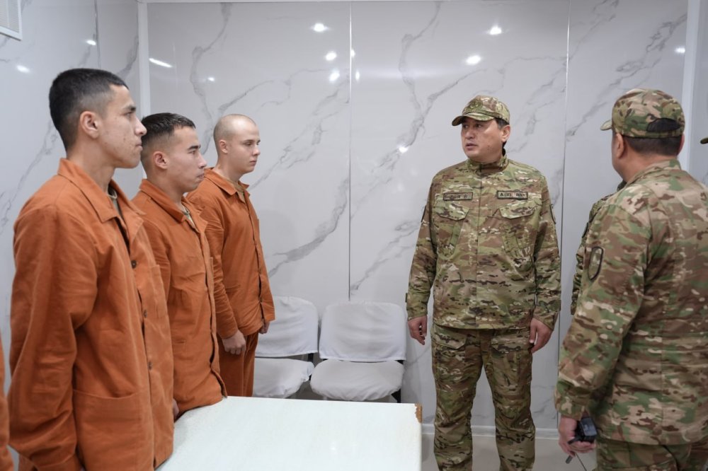 Басты назарда: Бас қолбасшы Семейде ұландықтардың қызмет жағдайы мен жас сарбаздардың даярлығын бағалады — Фотосурет 3