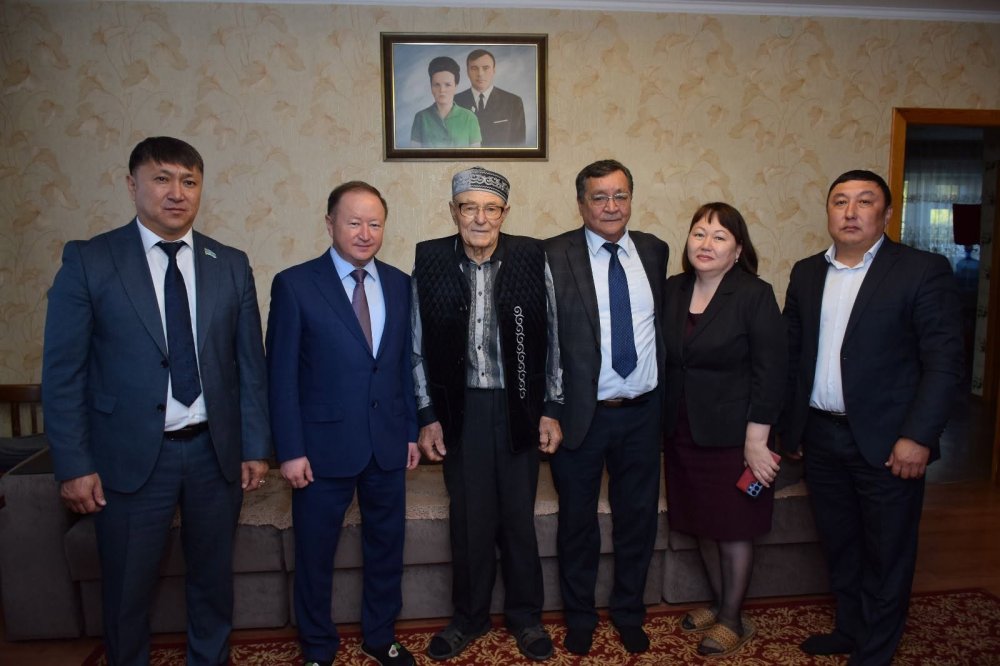 Бескөл ауылдық округінде аға буын өкілдеріне арналған құттықтаулар мен көңіл бөлу айлығы басталды! Қарттар күніне арналған айлық аясында Бескөл ауылдық округінде жасы үлкен тұрғындарды құттықтау басталды. Ерекше назар 90 жасқа толған мерейтой иелеріне, жалғызбасты қарт адамдарға, сондай-ақ ерекше қамқорлық пен қолдауды қажет ететін жандарға аударылуда. Оларға аудан әкімі, Ардагерлер кеңесі және ауылымыздың кәсіпкерлері атынан құттықтаулар мен шағын сыйлықтар табысталады. Сондай-ақ аға буын өкілдеріне арналған аудандық Мәдениет үйінде музыкаға, жылулыққа және ізгі тілектерге толы мерекелік концерт өтті. 🎶🌸 Алайда құттықтаулар мұнымен аяқталмайды. Қазан айы бойы үлкендерге көңіл бөлу, құрмет көрсету және қамқорлық таныту айлығы жалғасады. Себебі олардың өмірлік тәжірибесі, еңбегі мен даналығы — округіміз тарихының маңызды бөлігі.Барша аға буын өкілдеріне зор денсаулық, жан жылуын, жақындарының ықыласын және ұзақ та бақытты ғұмыр тілейміз!