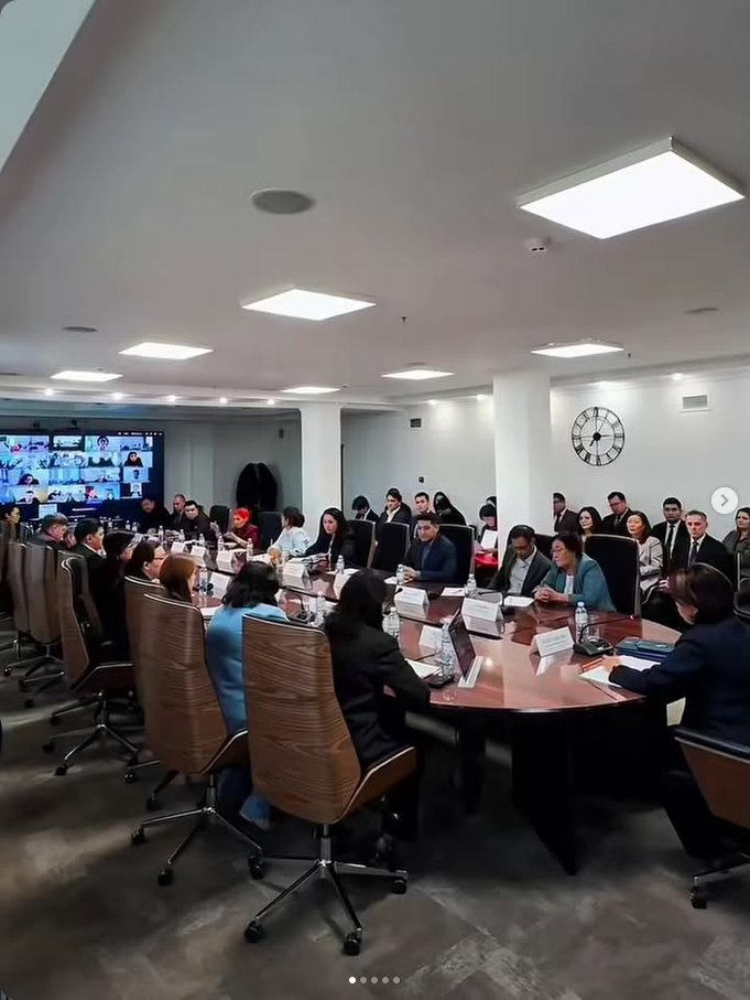 2026 жылғы 15 қазанда сағат 15:00-де Қазақстан Республикасы Әділет министрлігінің Зияткерлік меншік құқығы комитеті Қазақстан Республикасының зияткерлік меншік саласындағы заңнамасын жетілдіру мәселелері бойынша дөңгелек үстел өткізді. Іс-шараға тиісті өңірдің мүдделі тұлғалары, оның ішінде құқық иеленушілер, зияткерлік меншік объектілерін пайдаланушылар, бизнес өкілдері және өзге де мүдделі тұлғалар қатысты. Дөңгелек үстелге облыстардың, сондай-ақ Астана, Алматы және Шымкент қалаларының әділет департаменттері ZOOM платформасы арқылы қатысты. Бұл ретте Ұлытау облысы Әділет департаментінің мәжіліс залында Ұлытау облысының кәсіпкерлер палатасының, Ұлытау облыстық адвокаттар алқасының, «ULYTAU» облыстық телерадиокомпаниясының және Ұлытау облысының мәдениет, тілдерді дамыту және архив ісі басқармасының өкілдері қатысты. Іс-шара барысында зияткерлік меншік саласындағы заңнаманы жетілдіру бойынша ұсыныстар мен мәселелер талқыланды. — Фотосурет 2