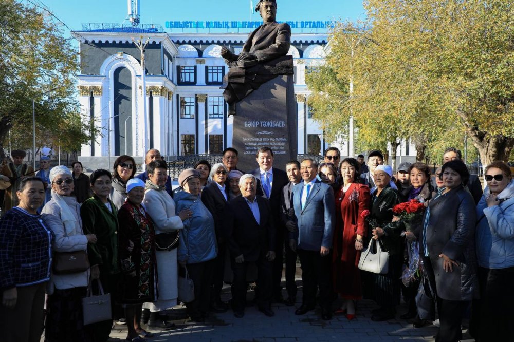 Ақтөбеде ақын, сазгер Бәкір Тәжібаевтың ескерткіш-мүсіні ашылды — Фотосурет 10
