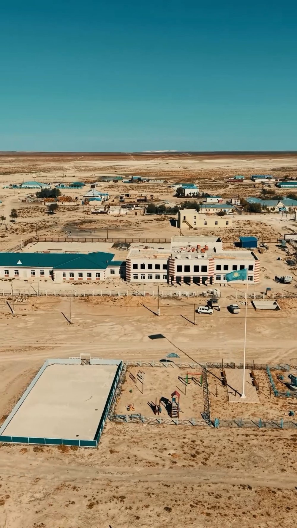 АУДАН ӘКІМІ ОЙМАУЫТ АУЫЛЫНДАҒЫ ҚҰРЫЛЫС ЖҰМЫСТАРЫНЫҢ БАРЫСЫМЕН ТАНЫСТЫ — Фотосурет 1