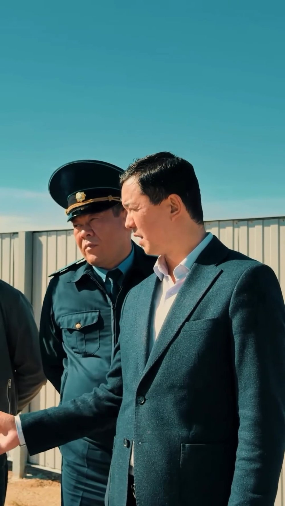 АУДАН ӘКІМІ ОЙМАУЫТ АУЫЛЫНДАҒЫ ҚҰРЫЛЫС ЖҰМЫСТАРЫНЫҢ БАРЫСЫМЕН ТАНЫСТЫ — Фотосурет 3