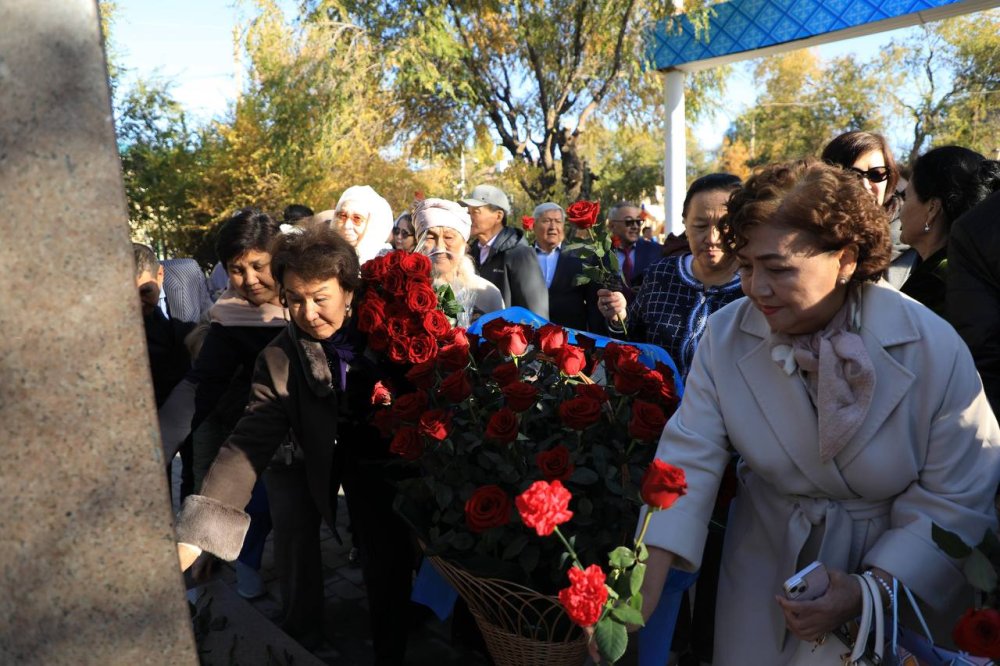Ақтөбеде ақын, сазгер Бәкір Тәжібаевтың ескерткіш-мүсіні ашылды — Фотосурет 7