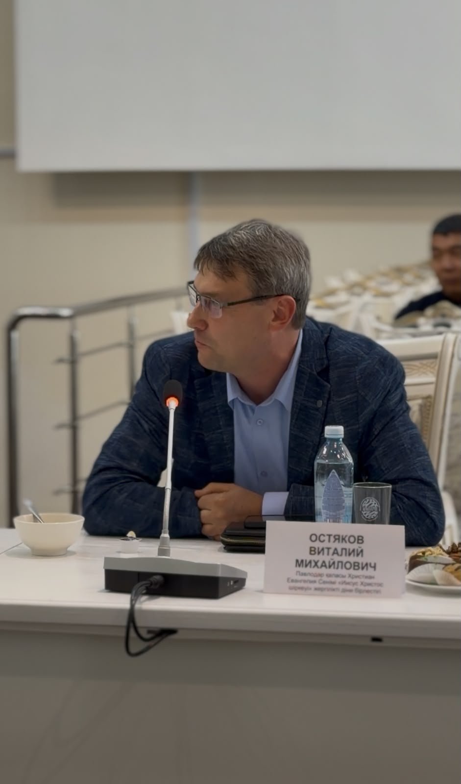С. Торайғыров атындағы облыстық кітапханада Рухани Келісім күнін мерекелеуге орай Павлодар облысы әкімінің орынбасары қатысуымен Діни бірлестіктер басшылары клубының дөңгелек үстелі өтті. — Фотосурет 7