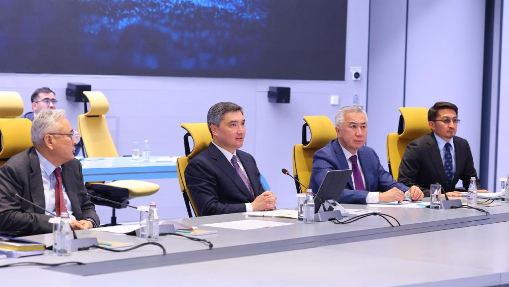 Олжас Бектенов еңбек және халықты әлеуметтік қорғау саласын цифрлық трансформациялау мәселелері бойынша кеңес өткізді