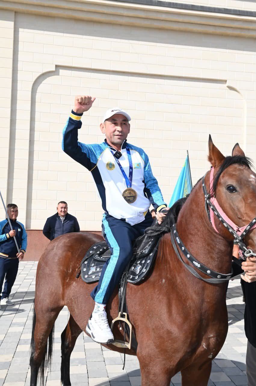 ҚАЗАЛЫЛЫҚТАР ГРЕК-РИМ КҮРЕСІНЕН АРДАГЕРЛЕР АРАСЫНДА ӘЛЕМ ЧЕМПИОНЫ АТАНҒАН САМАТ ОСПАНДЫ КҮТІП АЛДЫ — Фотосурет 1