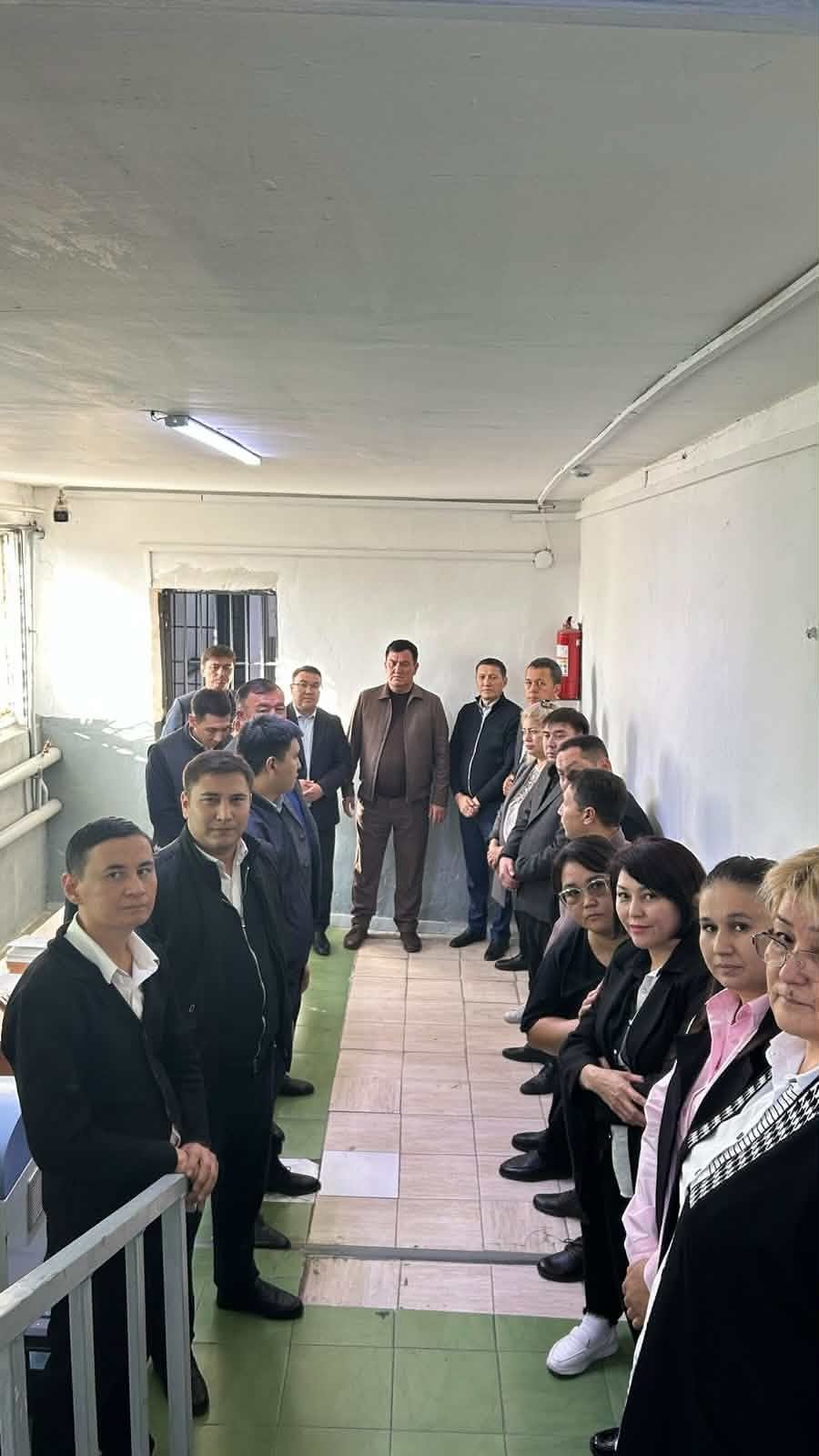Қылмыстық-атқару жүйесі комитетінің №67 мекемесіне барып, мекеменің жұмыс барысымен, ішкі тәртіп талаптарымен, қамауда ұсталып отырған азаматтармен кездесу — Фотосурет 3