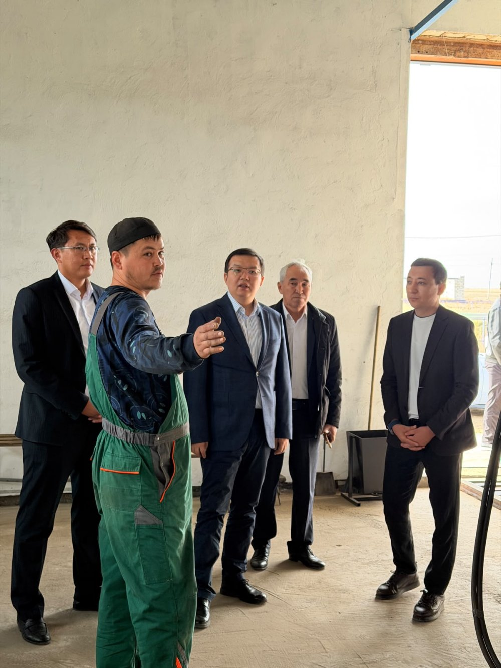 Мәртөк ауданының әкімі Нұржан Мақсатов Тәңірберген ауылдық округіне жұмыс сапарымен келіп, Кеңсахара және Саржансай ауылдарының тыныс-тіршілігімен танысты. — Фотосурет 6