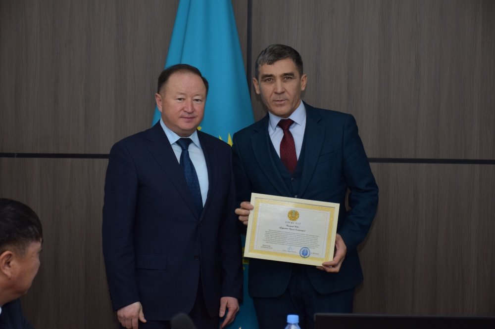 Бейбіт Исманов VIII шақырылым депутаттарына бірлескен жұмысы үшін алғыс білдірді — Фотосурет 8