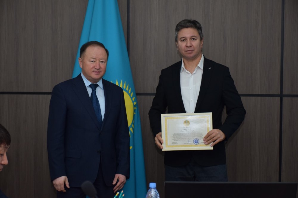Бейбіт Исманов VIII шақырылым депутаттарына бірлескен жұмысы үшін алғыс білдірді — Фотосурет 9