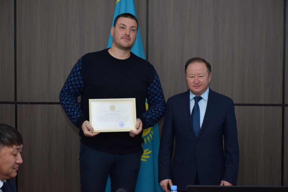 Бейбіт Исманов VIII шақырылым депутаттарына бірлескен жұмысы үшін алғыс білдірді — Фотосурет 5