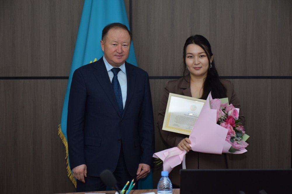 Бейбіт Исманов VIII шақырылым депутаттарына бірлескен жұмысы үшін алғыс білдірді — Фотосурет 10