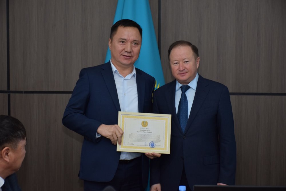 Бейбіт Исманов VIII шақырылым депутаттарына бірлескен жұмысы үшін алғыс білдірді — Фотосурет 7