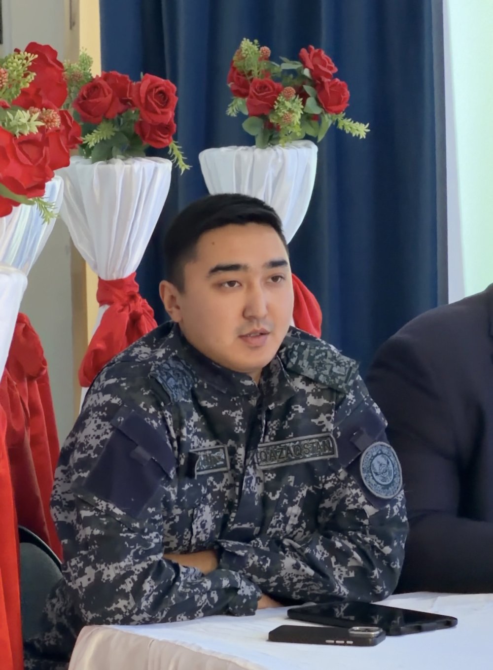 Е. Жайсаңбаев атындағы орта мектепте кәмелетке толмағандардың қауіпсіздігін қамтамасыз ету, құқық бұзушылықтардың алдын алу және балаларды тәрбиелеу кезінде жауапкершілікті арттыру мәселелеріне арналған ата-аналардың қатысуымен кеңейтілген кездесу өтті — Фотосурет 2