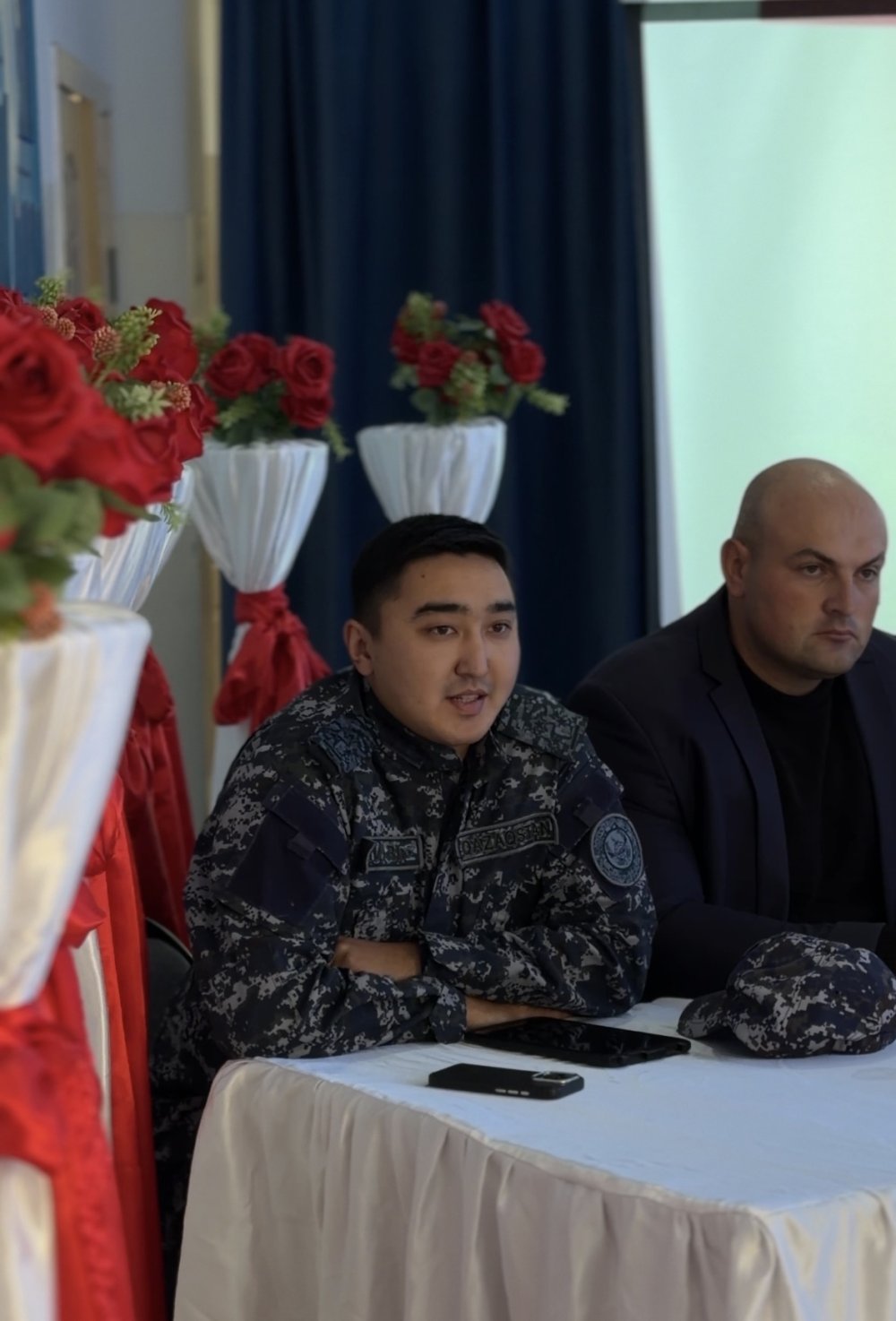 Е. Жайсаңбаев атындағы орта мектепте кәмелетке толмағандардың қауіпсіздігін қамтамасыз ету, құқық бұзушылықтардың алдын алу және балаларды тәрбиелеу кезінде жауапкершілікті арттыру мәселелеріне арналған ата-аналардың қатысуымен кеңейтілген кездесу өтті — Фотосурет 4