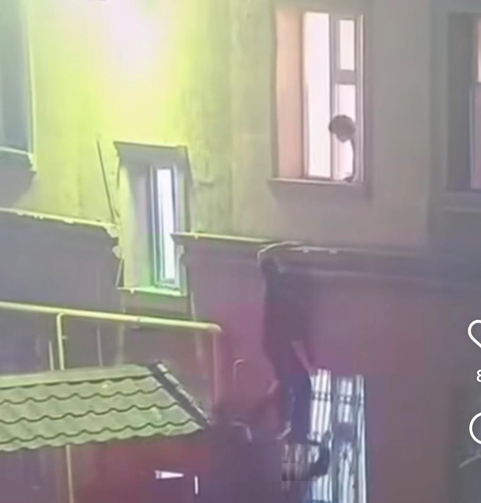Ақтау полицейлері пәтерде қараусыз қалған екі бүлдіршінді құтқарды