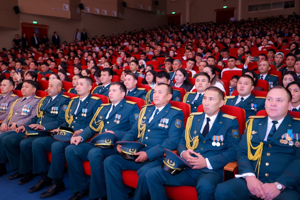 ЕРЛІККЕ ҚҰРМЕТ, ЕҢБЕККЕ ТАҒЗЫМ: ШЫМКЕНТТЕ ҚҰТҚАРУШЫЛАР МАРАПАТТАЛДЫ — Фотосурет 4