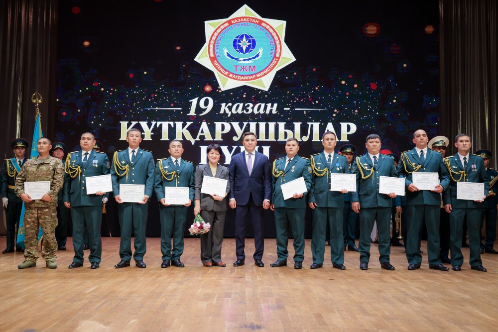 ЕРЛІККЕ ҚҰРМЕТ, ЕҢБЕККЕ ТАҒЗЫМ: ШЫМКЕНТТЕ ҚҰТҚАРУШЫЛАР МАРАПАТТАЛДЫ — Фотосурет 1