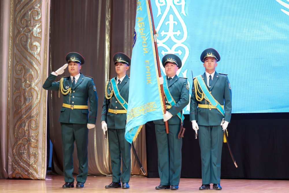 ЕРЛІККЕ ҚҰРМЕТ, ЕҢБЕККЕ ТАҒЗЫМ: ШЫМКЕНТТЕ ҚҰТҚАРУШЫЛАР МАРАПАТТАЛДЫ — Фотосурет 6