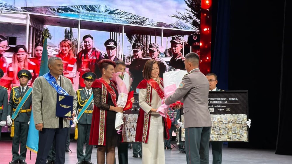 Құтқарушылар күні -Алматыда ТЖМ ардагерлері мен құтқарушыларды марапаттады — Фотосурет 4