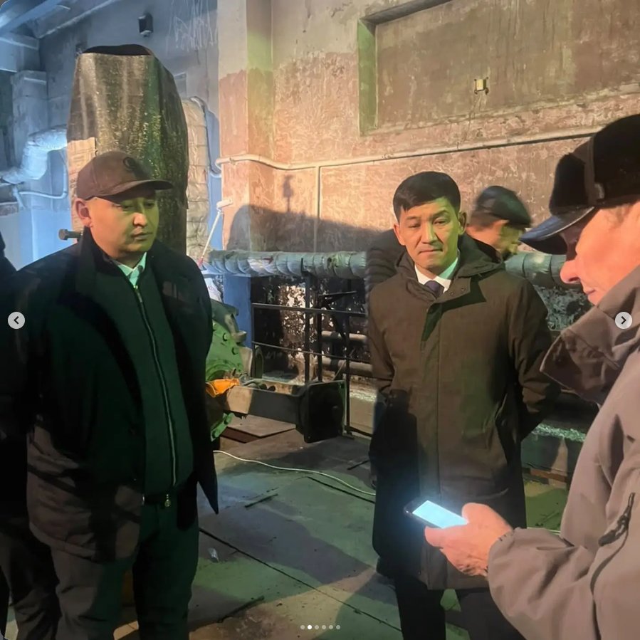 Алтай ауданының әкімі Тураров Е.Т. Алтай қаласында бейінді қызметтердің басшыларымен бірлесіп, сумен жабдықтау желілерін қайта жаңғыртудың I, II және III кезектеріндегі жұмыстардың барысын тексерді. — Фотосурет 6