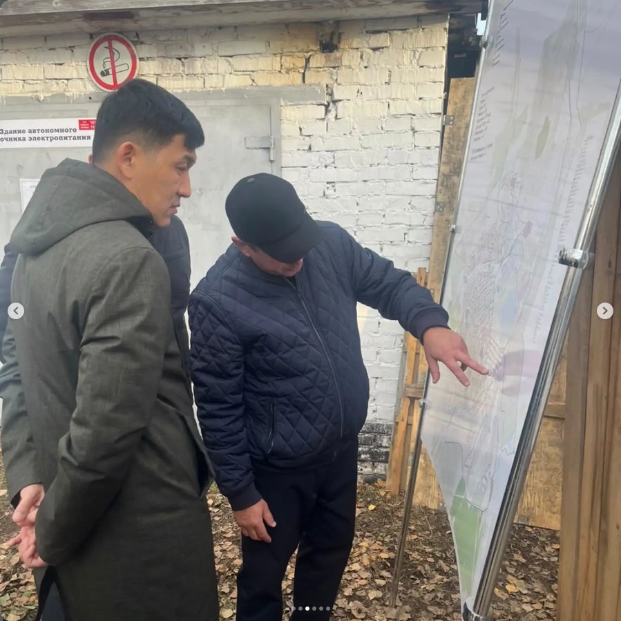 Алтай ауданының әкімі Тураров Е.Т. Алтай қаласында бейінді қызметтердің басшыларымен бірлесіп, сумен жабдықтау желілерін қайта жаңғыртудың I, II және III кезектеріндегі жұмыстардың барысын тексерді. — Фотосурет 5