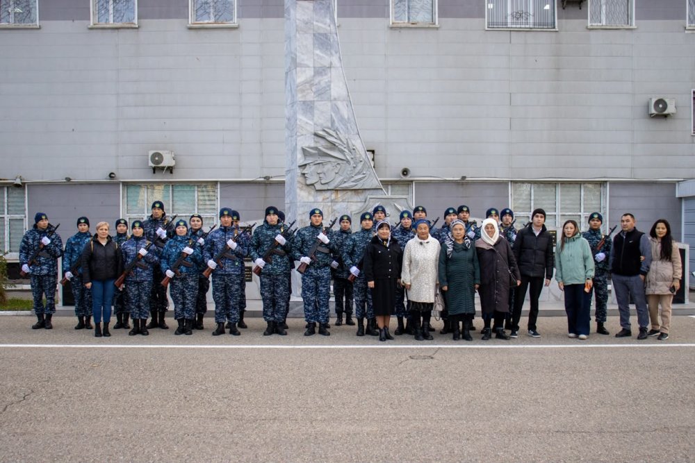 Республика күні қарсаңында ШҚО-ның 22 полицейі ант қабылдады — Фотосурет 11