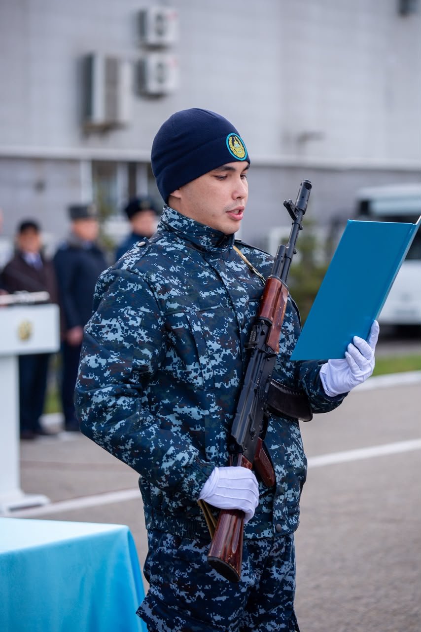 Республика күні қарсаңында ШҚО-ның 22 полицейі ант қабылдады — Фотосурет 9