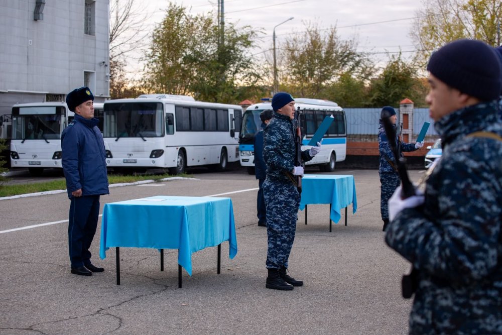 Республика күні қарсаңында ШҚО-ның 22 полицейі ант қабылдады — Фотосурет 10