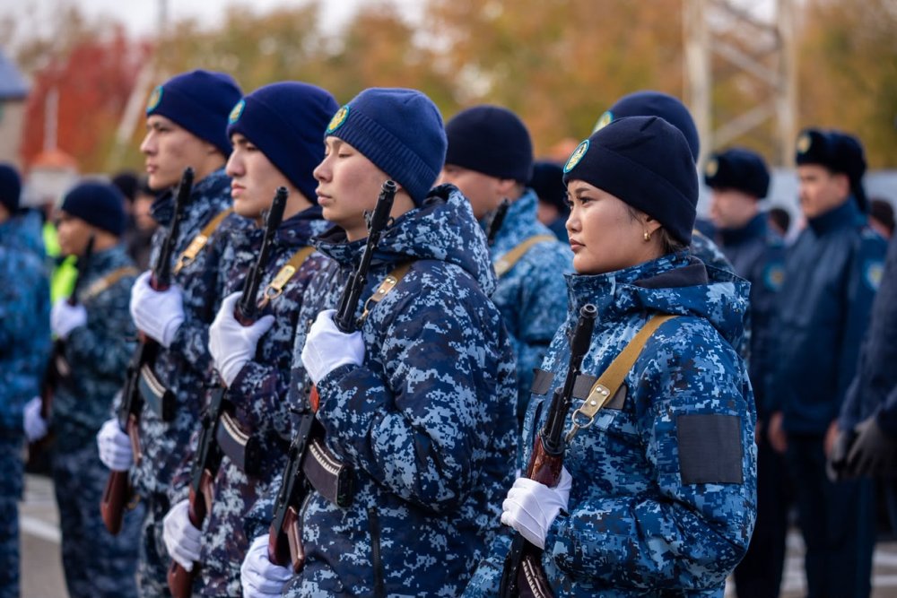 Республика күні қарсаңында ШҚО-ның 22 полицейі ант қабылдады — Фотосурет 1