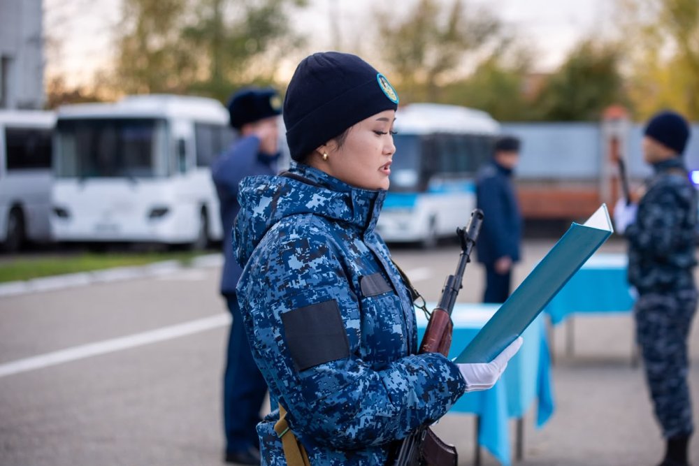 Республика күні қарсаңында ШҚО-ның 22 полицейі ант қабылдады — Фотосурет 7
