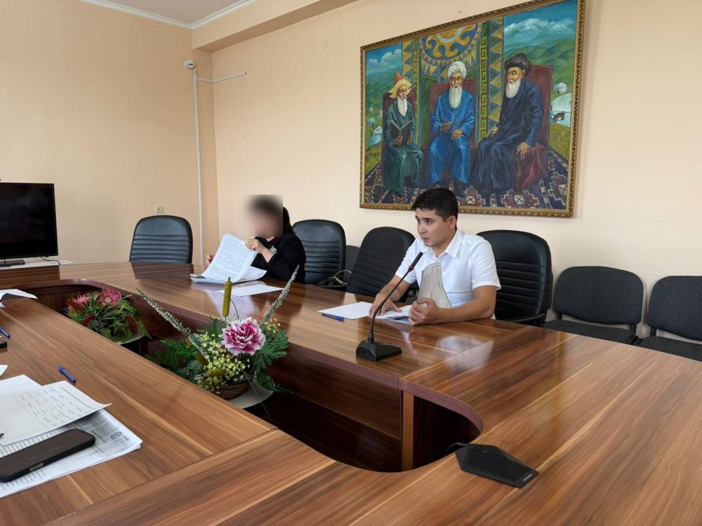 Қазақстан Республикасындағы Адам құқықтары жөніндегі уәкілдің Шымкент қаласы бойынша өкілі Н. Абдезов және Шымкент қаласының Әділет департаментінің басшысы А. Исабекова азаматтың өтінішін қарау мақсатында бірлескен жеке қабылдау өткізді. — Фотосурет 4