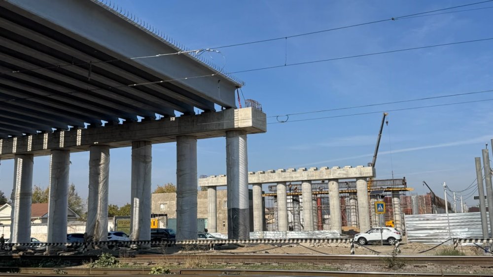 Қала әкімі Абай даңғылындағы көпірдің құрылыс барысымен танысты — Фотосурет 2