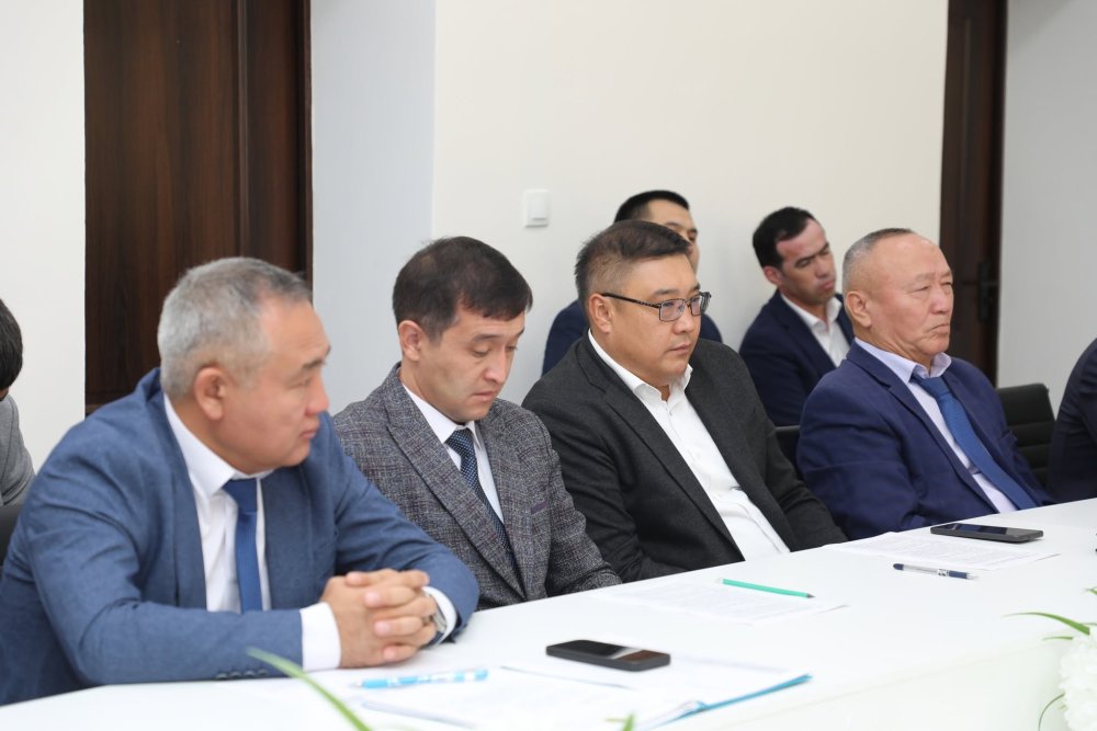 МАҚТААРАЛДА ӘЛЕУМЕТТІК-ЭКОНОМИКАЛЫҚ ДАМУ КӨРСЕТКІШТЕРІ МЕН ОТБАСЫ САНАТТАРЫН ӨЗЕКТЕНДІРУ МӘСЕЛЕЛЕРІ ТАЛҚЫЛАНДЫ — Фотосурет 6