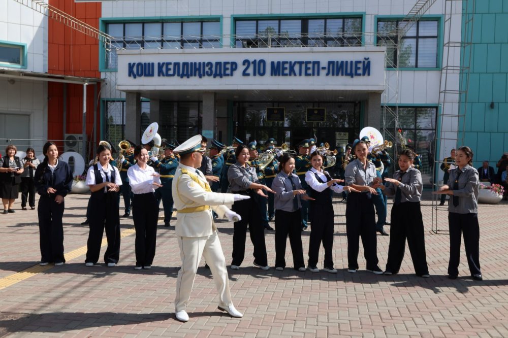 Ұлттық ұлан офицерлері алматылық оқушыларға ерлік сабағын өткізді — Фотосурет 4