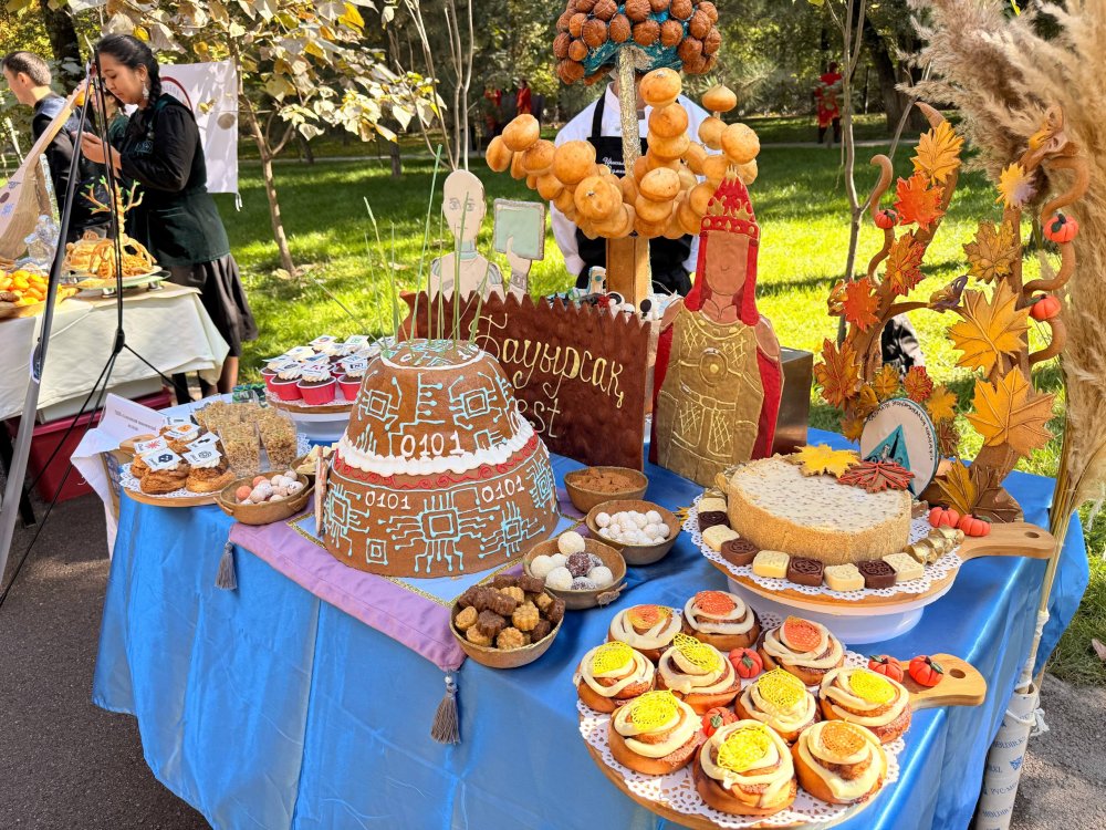 Әуезов ауданында Республика күніне орай «Бауырсақ Fest – 2026» республикалық фестивалі өтті — Фотосурет 12