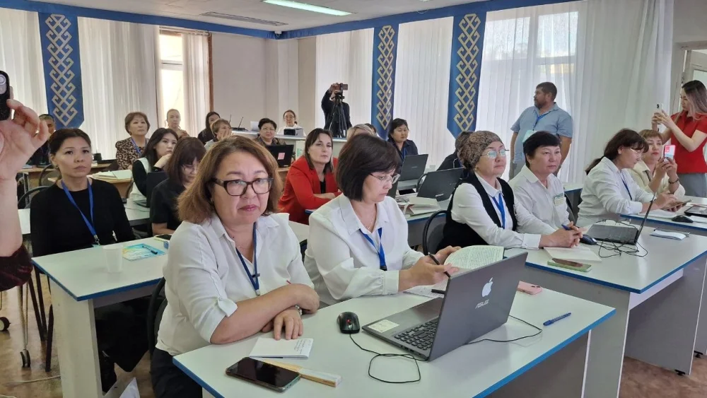 «Кітапхана – ұлт руханиятының тірегі: мұра, мүмкіндік, мақсат» облыстық ғылыми-тәжірибелік конференциясы — Фотосурет 7