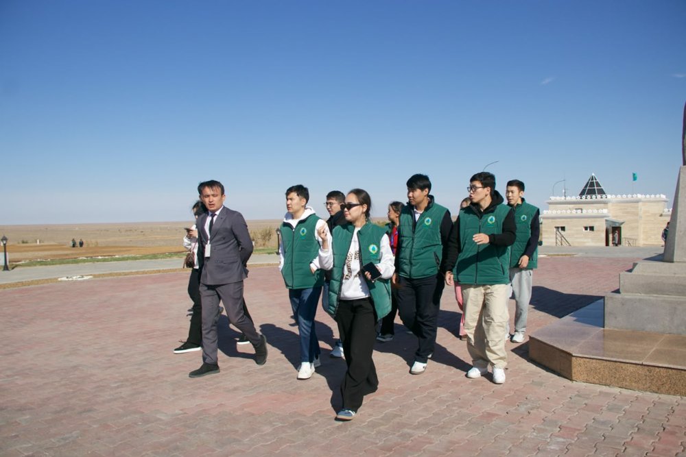 «GREEN ARAL: VOLUNTEERS FOR LIFE – 2026» ХАЛЫҚАРАЛЫҚ ВОЛОНТЕРЛЕР АПТАЛЫҒЫ АЯСЫНДА ЖАСТАР ҚОРҚЫТ АТА МҰРАСЫМЕН ТАНЫСЫП, ҚАМЫСТЫБАС КӨЛІНІҢ ЖАҒАСЫНДА КЕЗДЕСТІ — Фотосурет 3