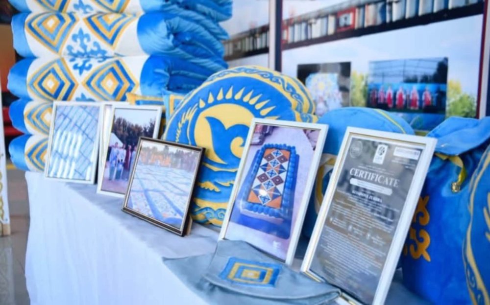 АЙМАҚ БАСШЫСЫ АҚЖАЙЫҚ АУДАНЫНДА ЖЕРГІЛІКТІ ӨНДІРУШІЛЕРДІҢ КӨРМЕСІМЕН ТАНЫСЫП, ТҰРҒЫНДАРМЕН КЕЗДЕСТІ — Фотосурет 3