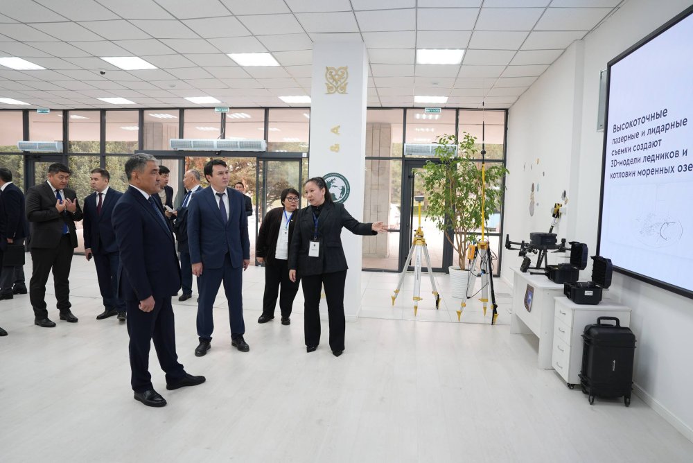 Су қауіпсіздігін қамтамасыз ету және гидрологиялық болжам жасау жүйесін дамыту: Су ресурстары және ирригация министрлігі мен әл-Фараби атындағы ҚазҰУ ынтымақтастық туралы құжаттарға қол қойды — Фотосурет 9