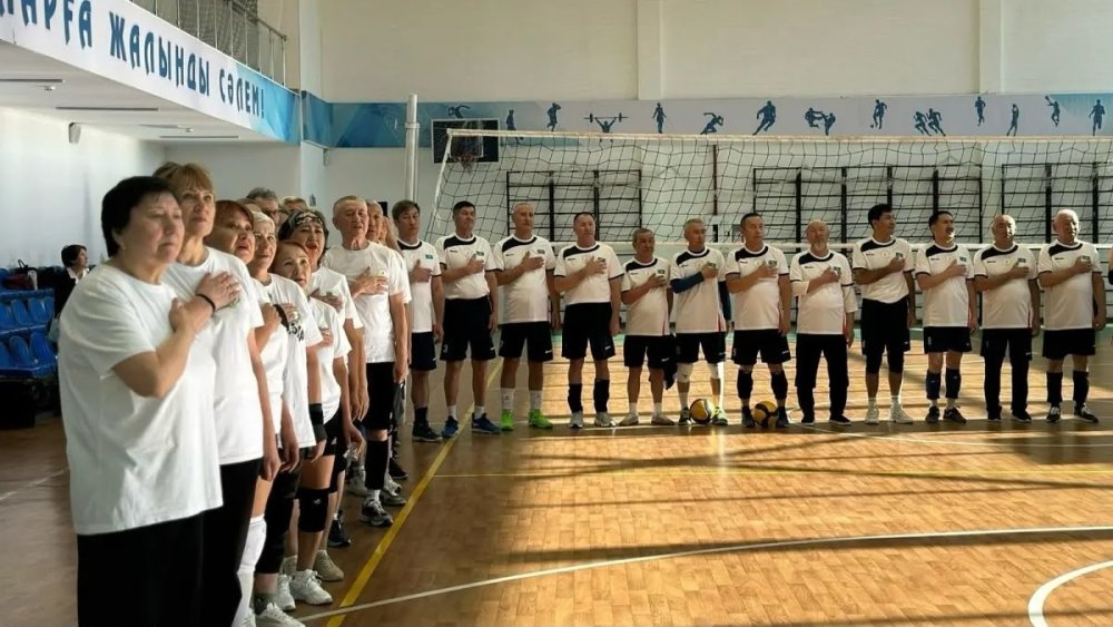 Астанада зейнеткерлер арасында Республика күніне орай волейболдан жарыс өтті — Фотосурет 1