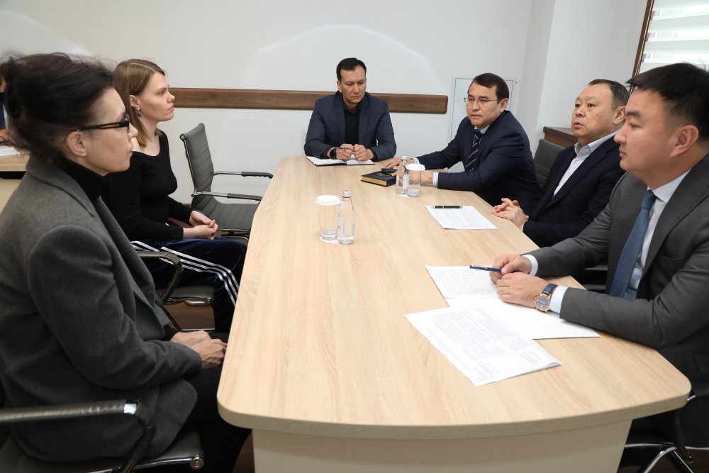 Алматы әкімінің орынбасары Абзал Нүкенов азаматтарды кезекті рет қабылдады — Фотосурет 4