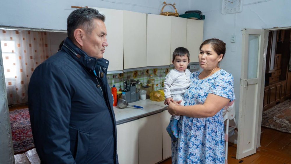 ШҚО әкімі Маралды ауылына қоныс аударған отбасылардың үйлеріне барды — Фотосурет 4