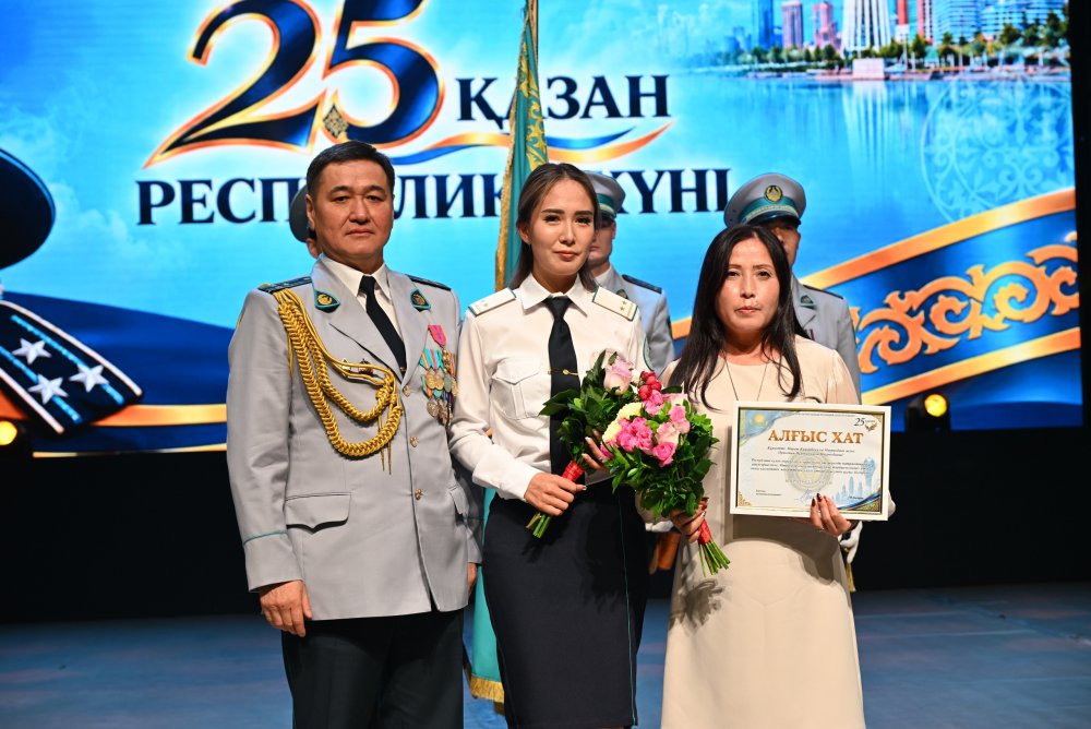 СҚО-да полицейлер, ардагерлер мен әскери қызметшілер Республика күніне орай марапатталды — Фотосурет 4