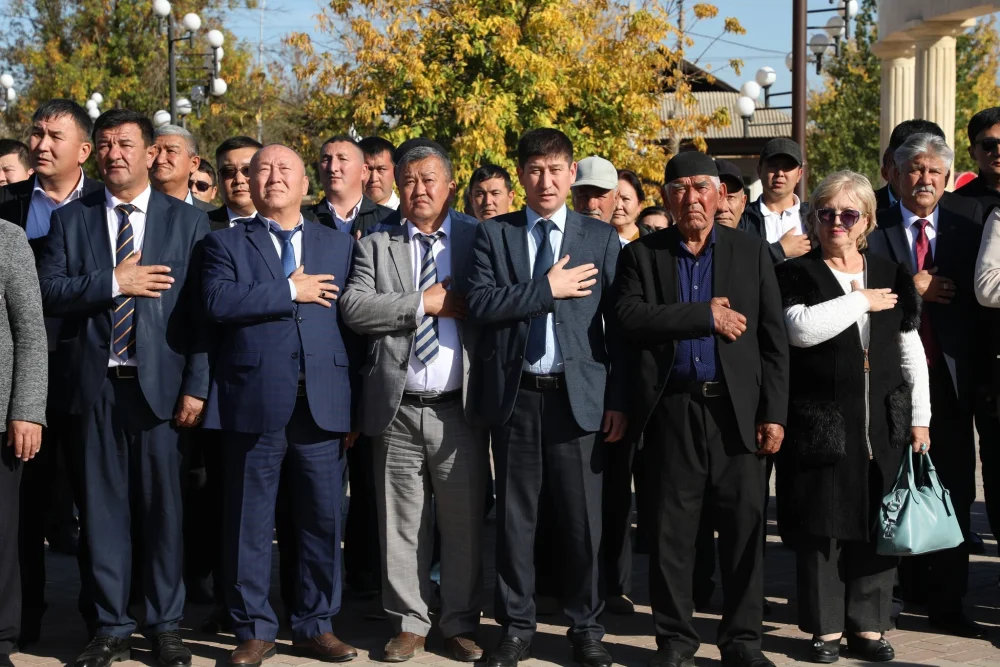 МАҚТААРАЛДА РЕСПУБЛИКА КҮНІНЕ ОРАЙ МЕМЛЕКЕТТІК ТУ КӨТЕРУ РӘСІМІ ӨТТІ — Фотосурет 8