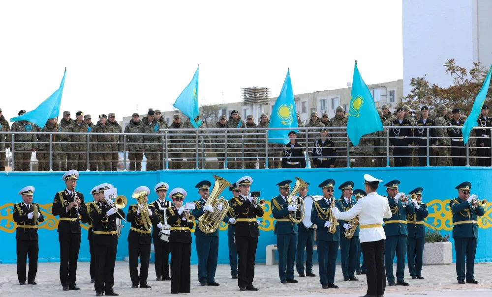 Ақтауда Республика күніне орай Мемлекеттік ту көтеру рәсімі өтті — Фотосурет 4