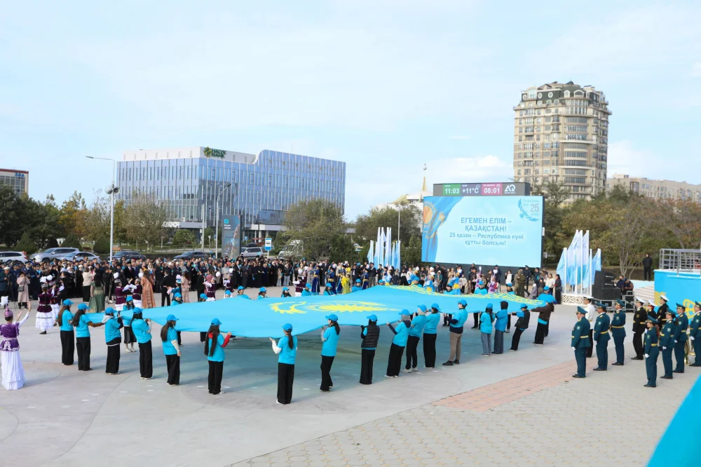 Ақтауда Республика күніне орай Мемлекеттік ту көтеру рәсімі өтті — Фотосурет 1